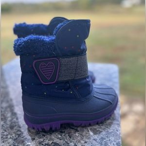 Snow boots (child size 8). Excellent condition!!
